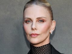 O design de casaco de moto-girl de Charlize Theron está à venda com 50% de desconto Berlim, Alemanha - 27 de junho: Raffaela Taschlizki é vista usando óculos de sol com estrutura de Havana retangulares com lentes marrons e templos finos de Miu Miu; um colar de ouro com um pingente de letra repleto de diamante; um cardigã de lã cinza desabotoada, combinada com uma blusa branca por baixo, ambas da Zara; shorts jeans com bordado de logotipo branco na frente de Loewe; uma bolsa “Birkin” de couro preto retangular com um charme de bolsa “rodeio” em forma de cavalo, ambos de Hermès; e duas pulseiras de