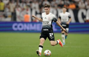 O design de jogo de Breno Bidon descrito como alvo do Male United contrasta com a habilidade ‘geracional’ O meio-campista corintiano Breno Bidon em ação.