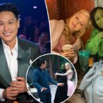 O diretor de 'Wicked' compara o cenário ao jardim de infância - e revela a maneira estranha como o elenco ensaiou: 'A pressão está alta'