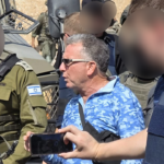 O enviado de Trump, Witkoff, visita a base das FDI no norte de Gaza enquanto o acordo de paz avança, milhares voltam para casa