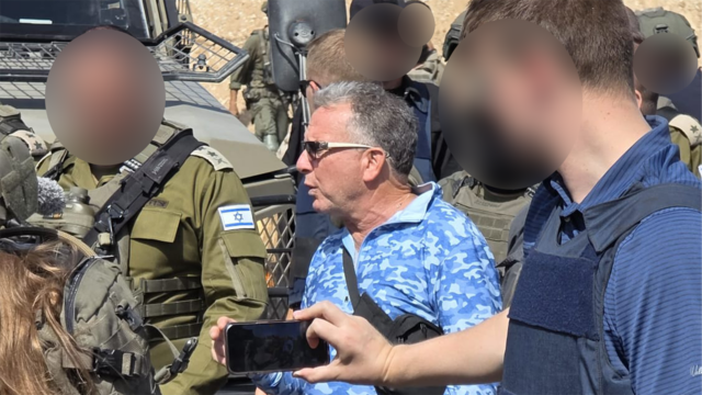 O enviado de Trump, Witkoff, visita a base das FDI no norte de Gaza enquanto o acordo de paz avança, milhares voltam para casa

