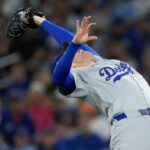O jogador da primeira base de Los Angeles, Freddie Freeman, lança um pop-up durante o segundo turno do jogo 2 da World Series entre os Dodgers e os Blue Jays.