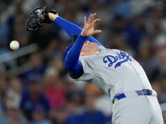 O erro pop-up de Freddie Freeman na World Series não acaba custando aos Dodgers O jogador da primeira base de Los Angeles, Freddie Freeman, lança um pop-up durante o segundo turno do jogo 2 da World Series entre os Dodgers e os Blue Jays.
