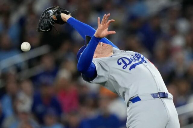 O erro pop-up de Freddie Freeman na World Series não O jogador da primeira base de Los Angeles, Freddie Freeman, lança um pop-up durante o segundo turno do jogo 2 da World Series entre os Dodgers e os Blue Jays.