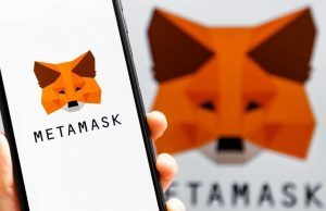 O esforço Polymarket da MetaMask certamente será o primeiro orçamento a ser incorporado aos mercados de previsão MetaMask está fazendo parceria com a Polymarket. Logotipo da raposa MetaMask visto no smartphone e no fundo