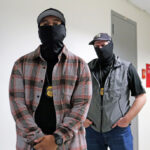 Agentes federais de imigração detêm um manifestante no bairro de Little Village, Chicago, quinta-feira, 23 de outubro de 2025. (Anthony Vazquez /Chicago Sun-Times via AP)