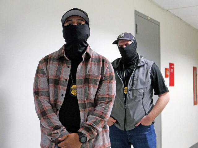 O estado de vigilância está aqui – e é sombrio Agentes federais de imigração detêm um manifestante no bairro de Little Village, Chicago, quinta-feira, 23 de outubro de 2025. (Anthony Vazquez /Chicago Sun-Times via AP)