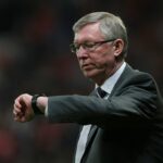 Sir Alex Ferguson verifica seu relógio durante a partida da Barclays Premier League entre Manchester United e Fulham em Old Trafford em 2012, em Manchester, Inglaterra.