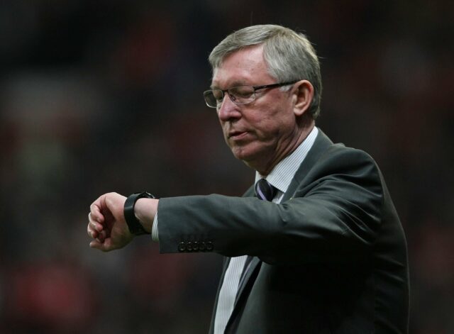Sir Alex Ferguson verifica seu relógio durante a partida da Barclays Premier League entre Manchester United e Fulham em Old Trafford em 2012, em Manchester, Inglaterra.