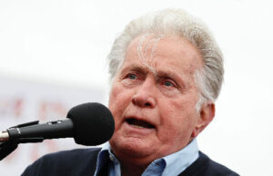O falso presidente da TV, Martin Sheen, dá conselhos ao verdadeiro presidente Donald Trump sobre como ser um verdadeiro presidente: ‘Comece a ser humano’ O falso presidente da TV, Martin Sheen, dá conselhos ao verdadeiro presidente Donald Trump sobre como ser um verdadeiro presidente: 'Comece a ser humano'