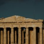 O templo do Partenon do século V aC está livre de andaimes na colina da Acrópole em Atenas, sexta-feira, 10 de outubro de 2025, após a remoção das estruturas de restauração que cobriram partes do antigo monumento por décadas. (AP Photo/Petros Giannakouris)