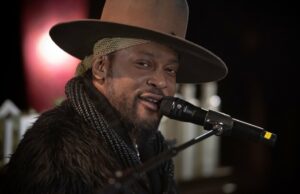 O filho de D’Angelo permanece em ‘choque e choque’ após sua morte aos 51 anos Guia da Família D Angelo