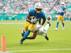 O fio de isenção da Semana 7 do Fantasy Football acrescenta: Tenha cuidado com o running back popular O running back do Los Angeles Chargers, Kimani Vidal (30), carrega a bola contra o cornerback do Miami Dolphins, Jack Jones (23), durante o terceiro quarto no Hard Rock Stadium.