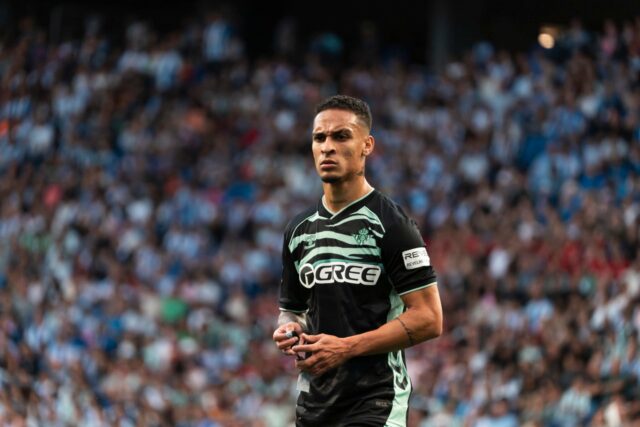 Antony comemorando uma vitória com o Real Betis