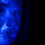 O cofundador da Apple, Steve Wozniak, apóia uma proibição provisória da superinteligência de IA | Light painting futurista do rosto de uma mulher