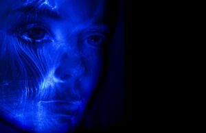 O fundador da Apple, Steve Wozniak, mantém uma restrição de atuação à superinteligência de IA O cofundador da Apple, Steve Wozniak, apóia uma proibição provisória da superinteligência de IA | Light painting futurista do rosto de uma mulher