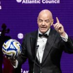 O futebol não pode resolver o problema, no entanto, leva uma mensagem de tranquilidade, afirma que a FIFA's Infantino