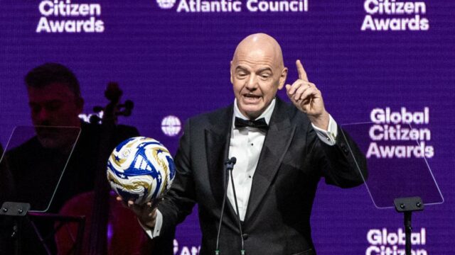 O futebol não pode resolver o problema, no entanto, leva uma mensagem de tranquilidade, afirma que a FIFA's Infantino 

