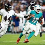 Jaylen Waddle #17 do Miami Dolphins corre a bola após uma recepção contra o Baltimore Ravens durante o segundo quarto do jogo no Hard Rock Stadium em 30 de outubro de 2025.