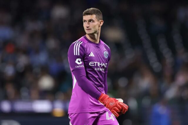 O goleiro do NYCFC, Matt Freese, é nomeado finalista do Matt Freese assiste durante o primeiro tempo contra o Seattle Sounders no Citi Field em 18 de outubro de 2025 na cidade de Nova York.