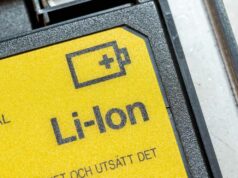 A reserva mineral crítica de Trump é uma admissão de que o futuro é elétrico A label sits affixed to a lithium-ion battery.