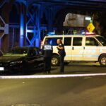 A polícia é vista no local de uma pessoa morta encontrada em um carro na 89th Ave. e 123 St. em Queens, segunda -feira, 6 de outubro de 2025.