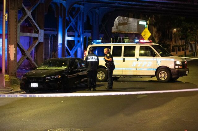 A polícia é vista no local de uma pessoa morta encontrada em um carro na 89th Ave. e 123 St. em Queens, segunda -feira, 6 de outubro de 2025.