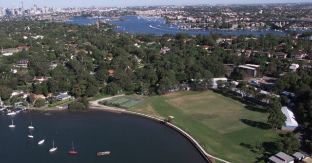 O homem morre após o barco colide com o iate ancorados no rio Sydney

