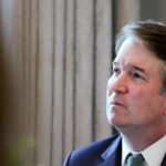 O juiz da Suprema Corte Brett Kavanaugh escuta as observações na residência do vice -presidente JD Vance durante uma visita do irlandês Taoiseach (primeiro -ministro) Micheal Martin, antes do Dia de São Patrício, em Washington, DC, em 12 de março de 2025.
