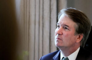 O juiz Brett Kavanaugh tentou assassino de Simi Valley obtém 8 anos O juiz da Suprema Corte Brett Kavanaugh escuta as observações na residência do vice -presidente JD Vance durante uma visita do irlandês Taoiseach (primeiro -ministro) Micheal Martin, antes do Dia de São Patrício, em Washington, DC, em 12 de março de 2025.