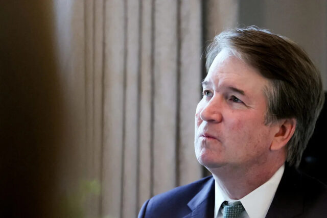O juiz da Suprema Corte Brett Kavanaugh escuta as observações na residência do vice -presidente JD Vance durante uma visita do irlandês Taoiseach (primeiro -ministro) Micheal Martin, antes do Dia de São Patrício, em Washington, DC, em 12 de março de 2025.