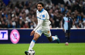 O meio-campista do Marselha, Nadir, está estável após colapso em campo durante a partida da Ligue 1 lightbox-info