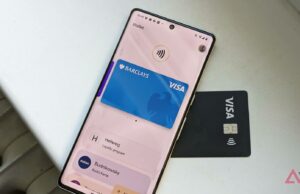 O novo desenvolvimento de atualizações ao vivo do Google Pocketbook pretende mantê-lo informado como nunca antes Aplicativo Google Wallet em um telefone Android próximo a um cartão de crédito