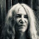O novo livro de memórias hipnotizante de Patti Smith olha para trás com admiração - e tristeza