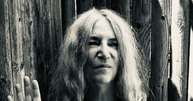 O novo livro de memórias hipnotizante de Patti Smith olha O novo livro de memórias hipnotizante de Patti Smith olha para trás com admiração - e tristeza