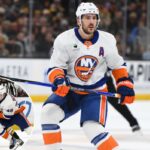 Ryan Pulock do New York Islanders no gelo contra o Boston Bruins.