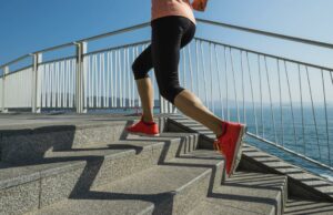 O plástico reciclado da Novoloop funciona melhor na fabricação A person runs up stairs near the ocean.
