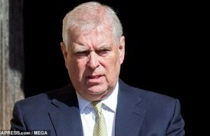 O plebeu anteriormente conhecido como Príncipe: como o rei Charles removerá o título de seu irmão Andrew ao iniciar o processo formal Andrew (na foto) não será mais conhecido como príncipe e deixará o Royal Lodge, confirmou o Palácio de Buckingham esta noite.