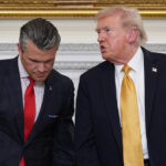 Nesta foto fornecida pela assessoria de imprensa presidencial de El Salvador, guardas penitenciários transferem deportados dos EUA, supostamente membros de gangues venezuelanas, para o Centro de Confinamento de Terrorismo em Tecoluca, El Salvador, domingo, 16 de março de 2025. (Assessoria de imprensa presidencial de El Salvador via AP)