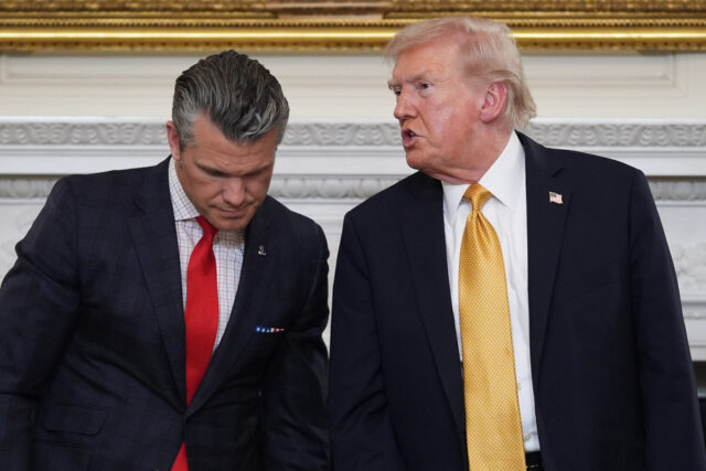 Nesta foto fornecida pela assessoria de imprensa presidencial de El Salvador, guardas penitenciários transferem deportados dos EUA, supostamente membros de gangues venezuelanas, para o Centro de Confinamento de Terrorismo em Tecoluca, El Salvador, domingo, 16 de março de 2025. (Assessoria de imprensa presidencial de El Salvador via AP)