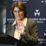 Governer do Reserve Bank of Australia Michele Bullock, fala em uma conferência de mídia sobre decisão de política monetária, Sydney, 30 de setembro de 2025.
