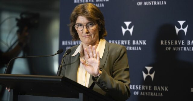 Governer do Reserve Bank of Australia Michele Bullock, fala em uma conferência de mídia sobre decisão de política monetária, Sydney, 30 de setembro de 2025.