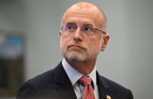 O presidente da FCC, Brendan Carr, permanece para instar suas observações de Jimmy Kimmel não foram um risco, apesar do fato de Ted Cruz e vários outros Gopers tomarem como um Yahoo news home