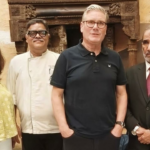 O primeiro-ministro do Reino Unido, Keir Starmer, navega pelo renomado restaurante Khyber, em Mumbai, em Fort