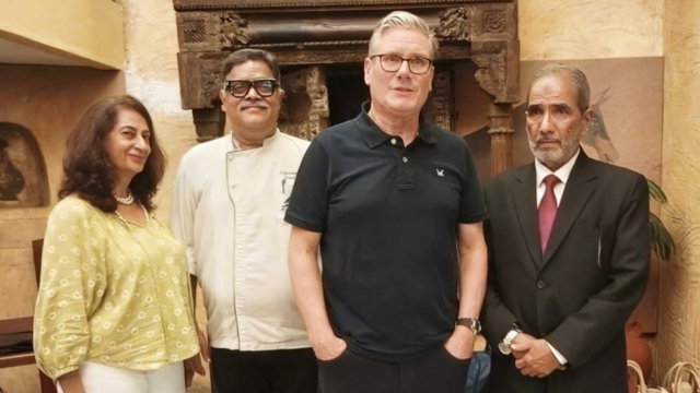 O primeiro-ministro do Reino Unido, Keir Starmer, navega pelo renomado restaurante Khyber, em Mumbai, em Fort 

