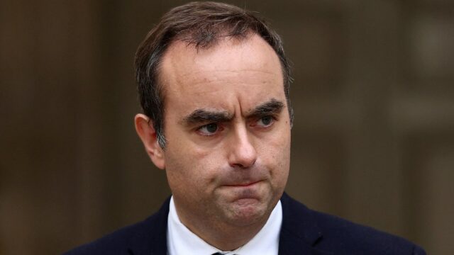 O primeiro -ministro francês renuncia menos de um mês depois de assumir o cargo

