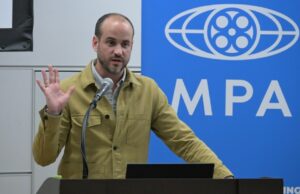 O produtor de ‘Elvis’ Schuyler Weiss em ‘Joana d’Arc’ de Baz Luhrmann, Balancing Art and Commerce e Karaokê com Hugh Jackman O produtor de 'Elvis' Schuyler Weiss em 'Joana d'Arc' de Baz Luhrmann, Balancing Art and Commerce e Karaokê com Hugh Jackman