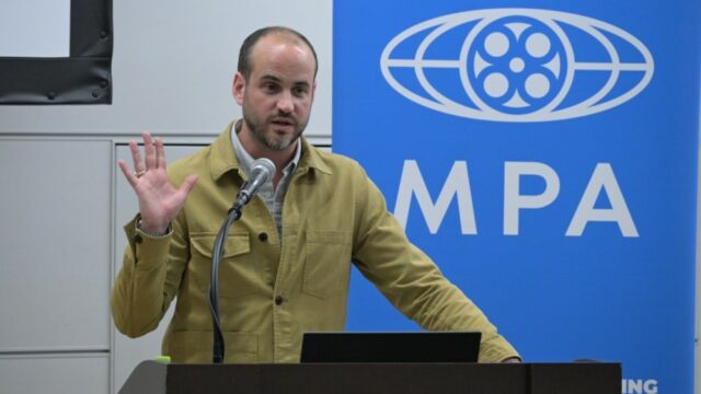 O produtor de 'Elvis' Schuyler Weiss em 'Joana d'Arc' de O produtor de 'Elvis' Schuyler Weiss em 'Joana d'Arc' de Baz Luhrmann, Balancing Art and Commerce e Karaokê com Hugh Jackman