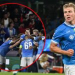 O atacante do Manchester United, Rasmus Hojlund, com o prêmio do Match Man of the Match, após a vitória de Napoli por 2 x 1 sobre o Sporting CP no Diego Armando Maradona Stadium em 2025 em Nápoles, Itália.