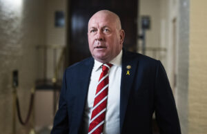 O que diabos? Suástica encontrada no gabinete do republicano da Câmara. Elon Musk gesticula enquanto discursa em um desfile interno de posse presidencial em Washington, segunda-feira, 20 de janeiro de 2025. (AP Photo)